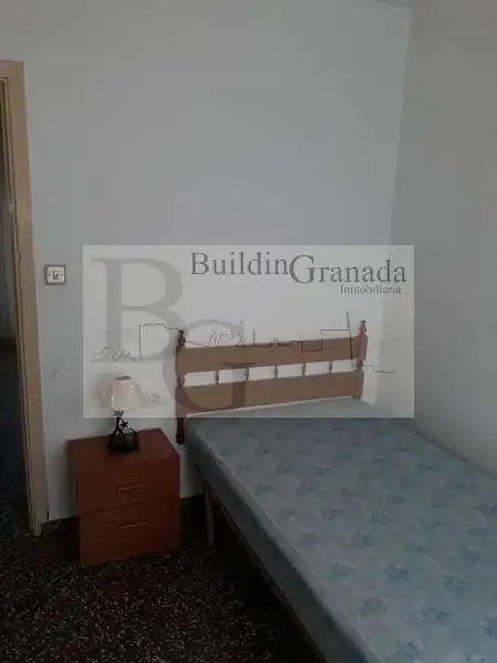 Habitación de Piso de alquiler en Granada con Terraza y Microondas