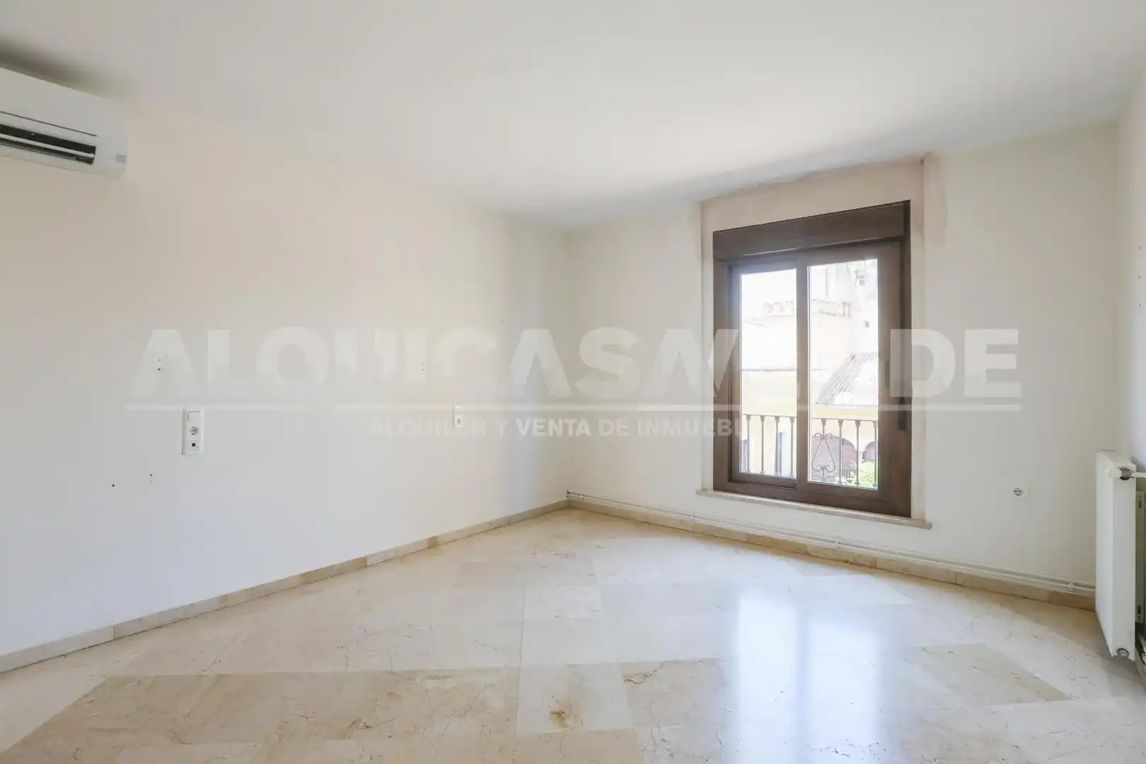 Habitación de Piso en venta en Sevilla con Aire acondicionado, Calefacción y Jardín privado