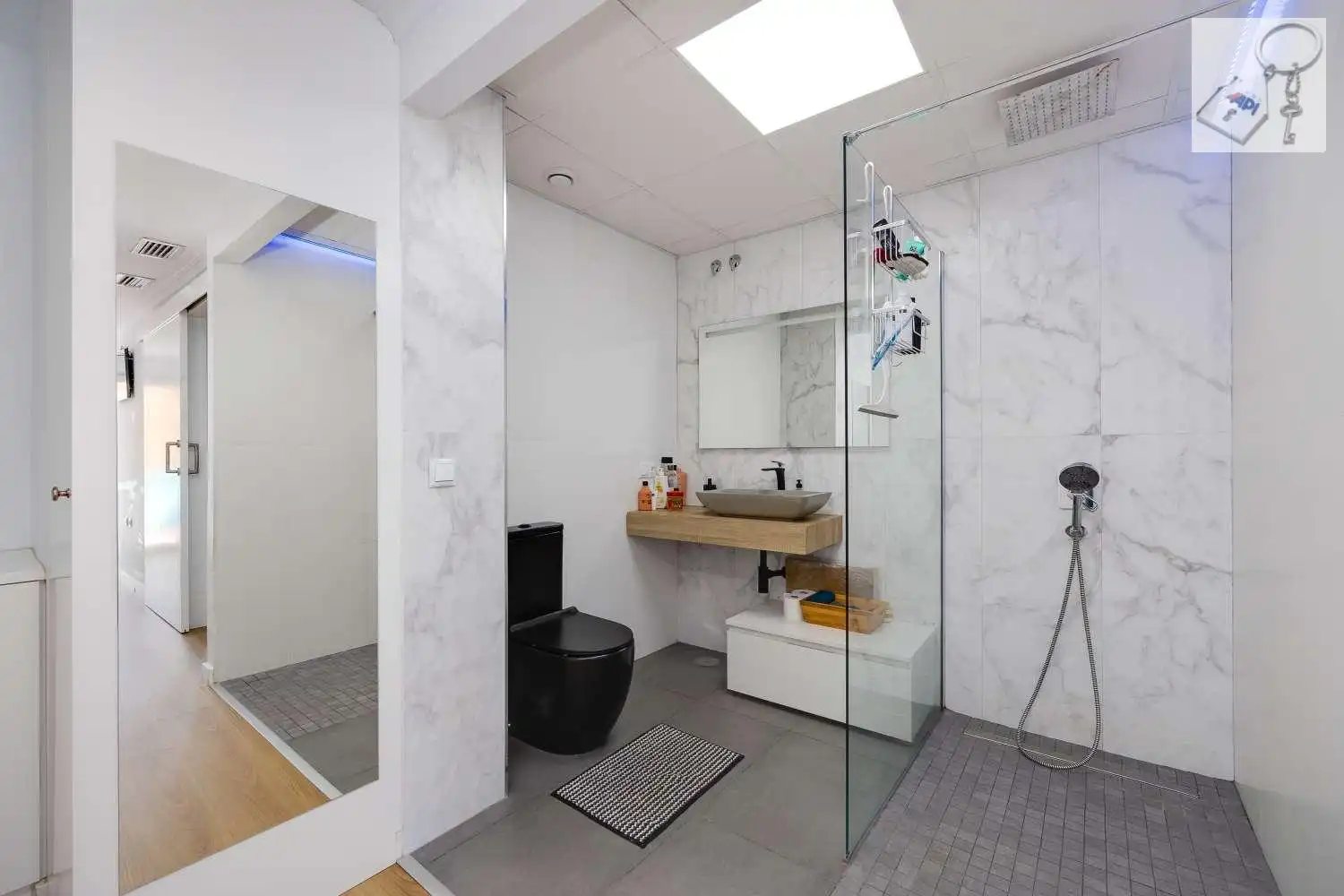 Bathroom of Apartments for sale in Torrevieja  with Air Conditioner, Heating and Parquet flooring