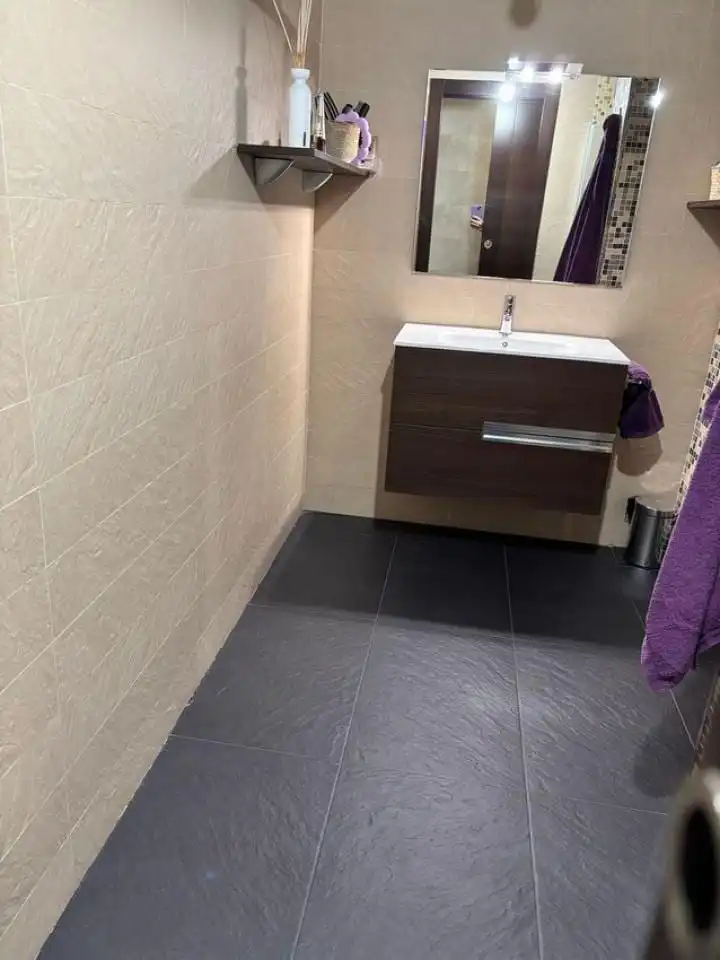 Bany de Pis en venda en León Capital  amb Calefacció, Parquet i Traster