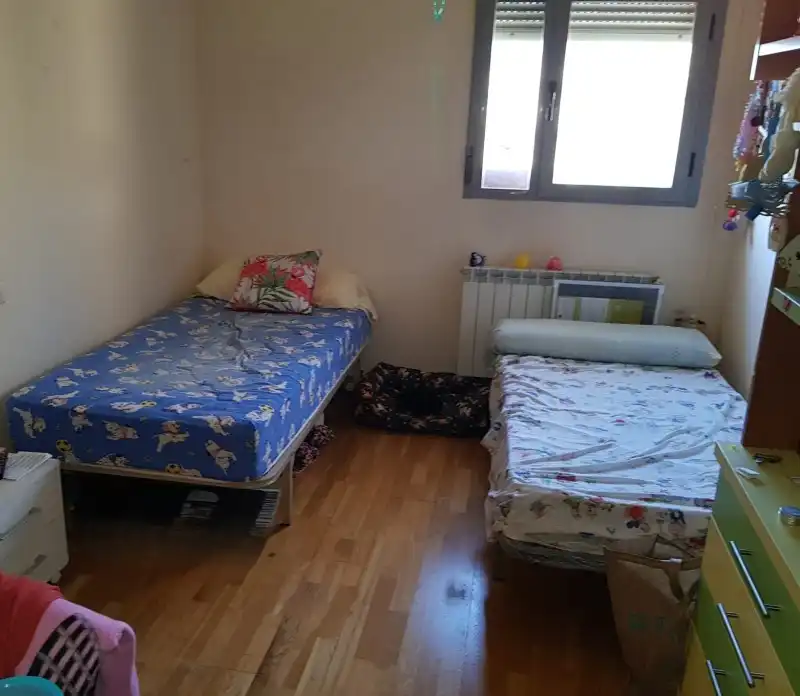 Schlafzimmer von Wohnung zum Verkauf in Plasencia mit Klimaanlage, Heizung und Privatgarten