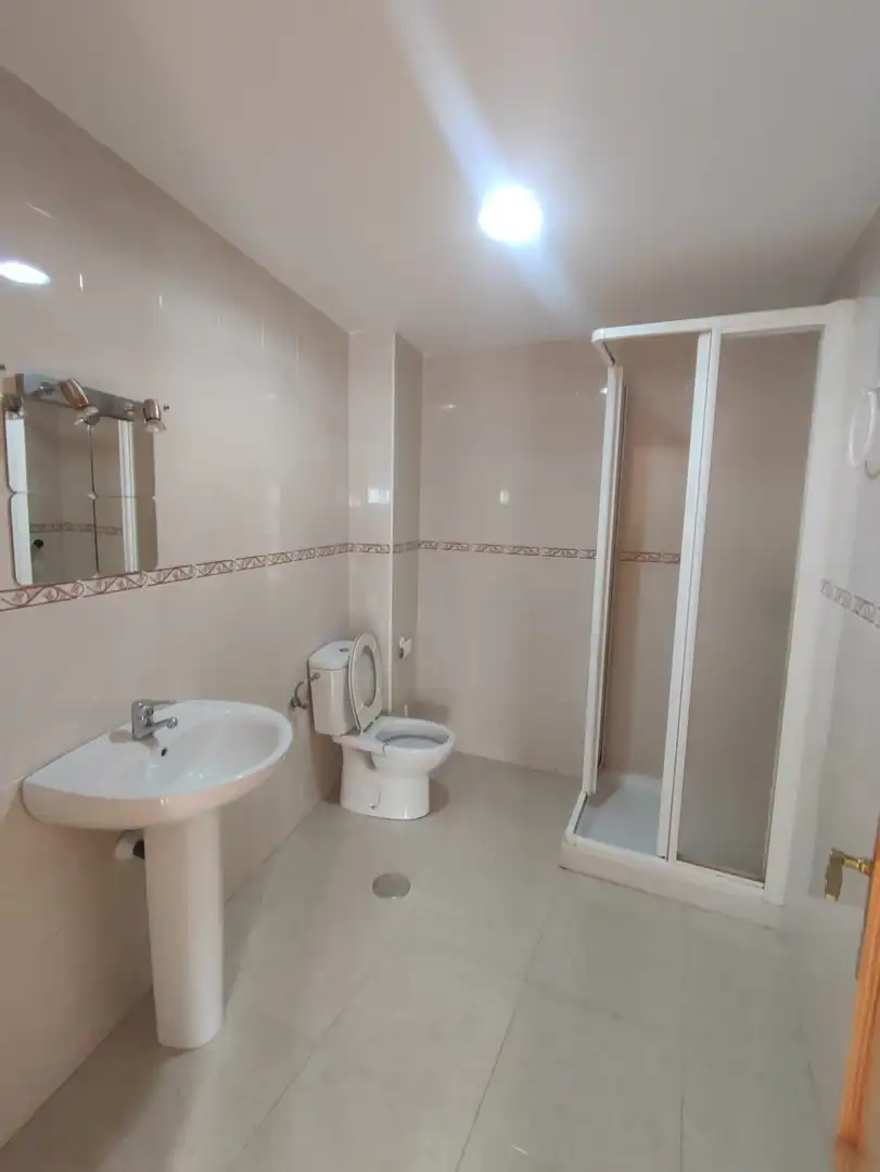 Baño de Planta baja en venta en Plasencia con Aire acondicionado