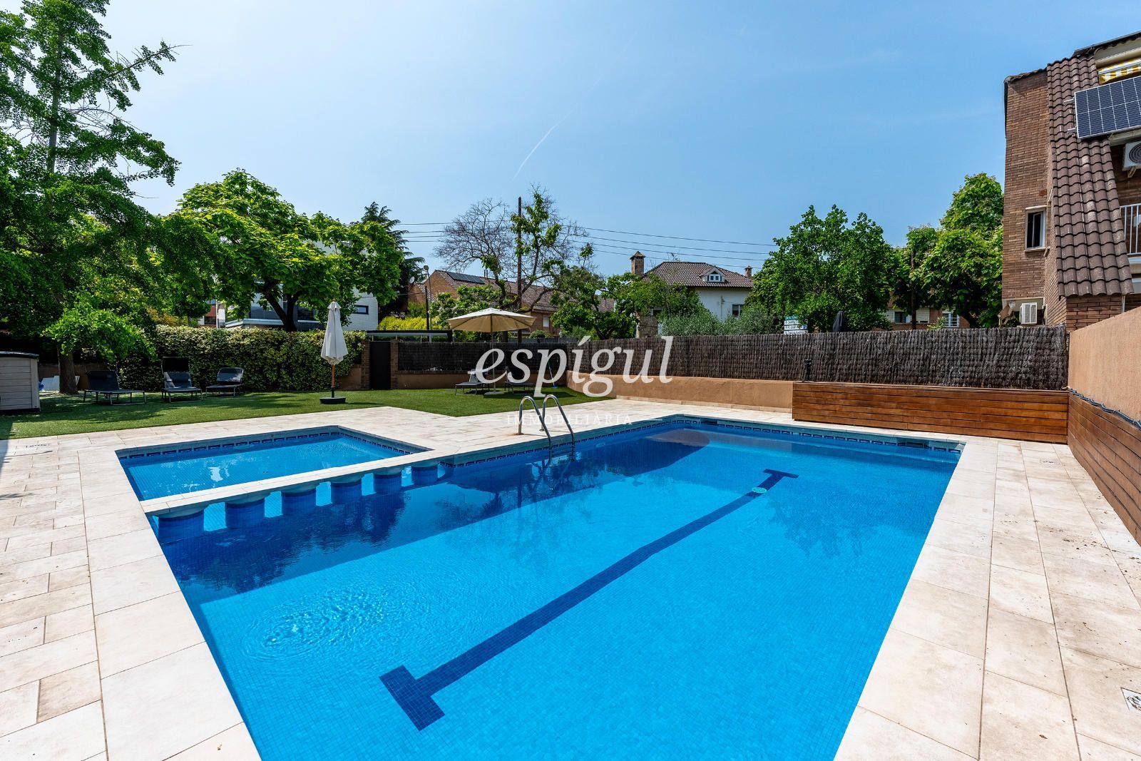 Piscina de Casa adosada en venda en Sant Cugat del Vallès amb Aire condicionat, Calefacció i Parquet