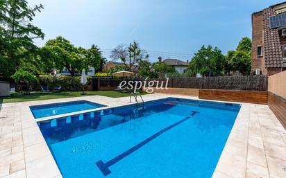 Swimming pool of Single-family semi-detached for sale in Sant Cugat del Vallès  with Air Conditioner, Heating and Parquet flooring
