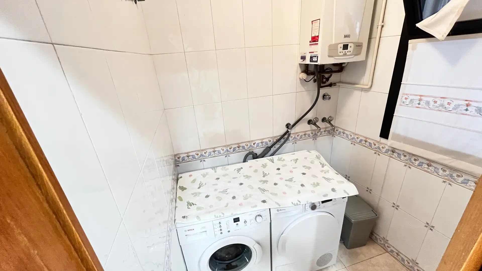 Badezimmer von Einfamilien-Reihenhaus zum Verkauf in Santa Coloma de Cervelló mit Klimaanlage, Heizung und Parkett
