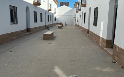 Vista exterior de Casa adosada en venda en La Palma del Condado amb Aire condicionat, Terrassa i Balcó