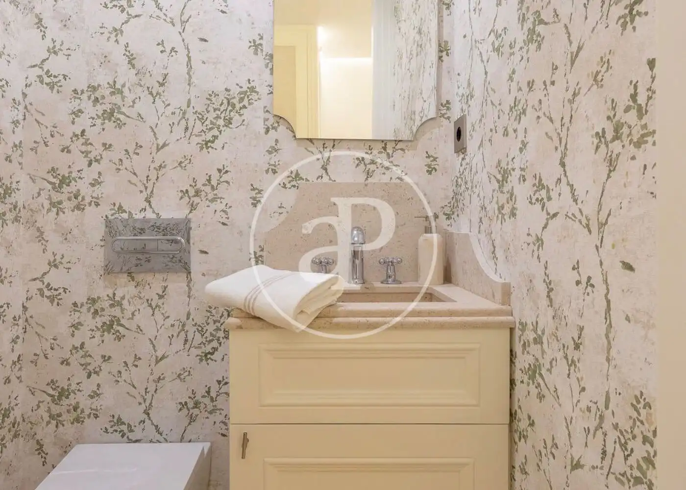 Bathroom of Flat for sale in Madrid  with Air Conditioner, Heating and Storage room