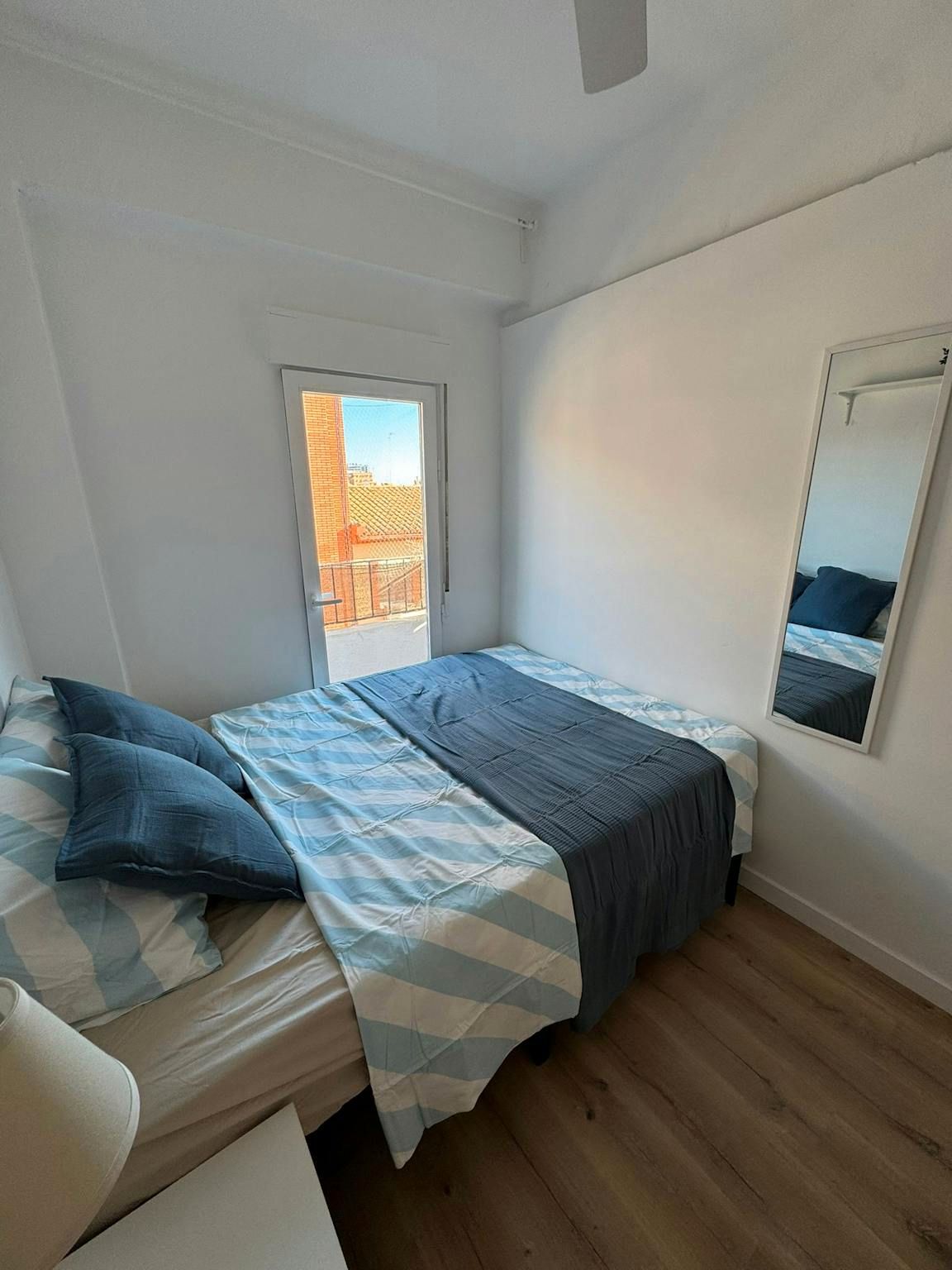 Bedroom of Flat to share in  Valencia Capital  with Washing machine