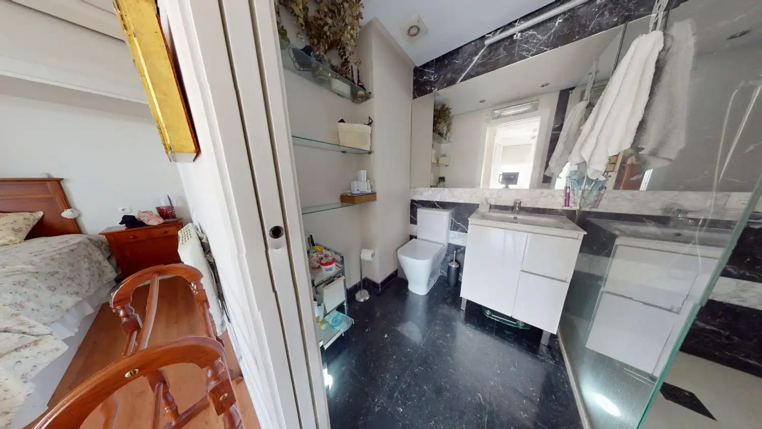 Bathroom of Flat for sale in Sevilla  with Air Conditioner and Parquet flooring