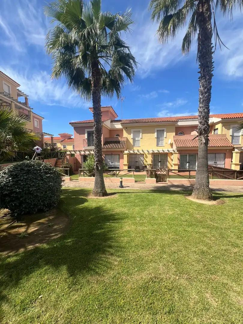Vista exterior de Casa adosada en venta en Islantilla con Jardín privado, Trastero y Piscina comunitaria