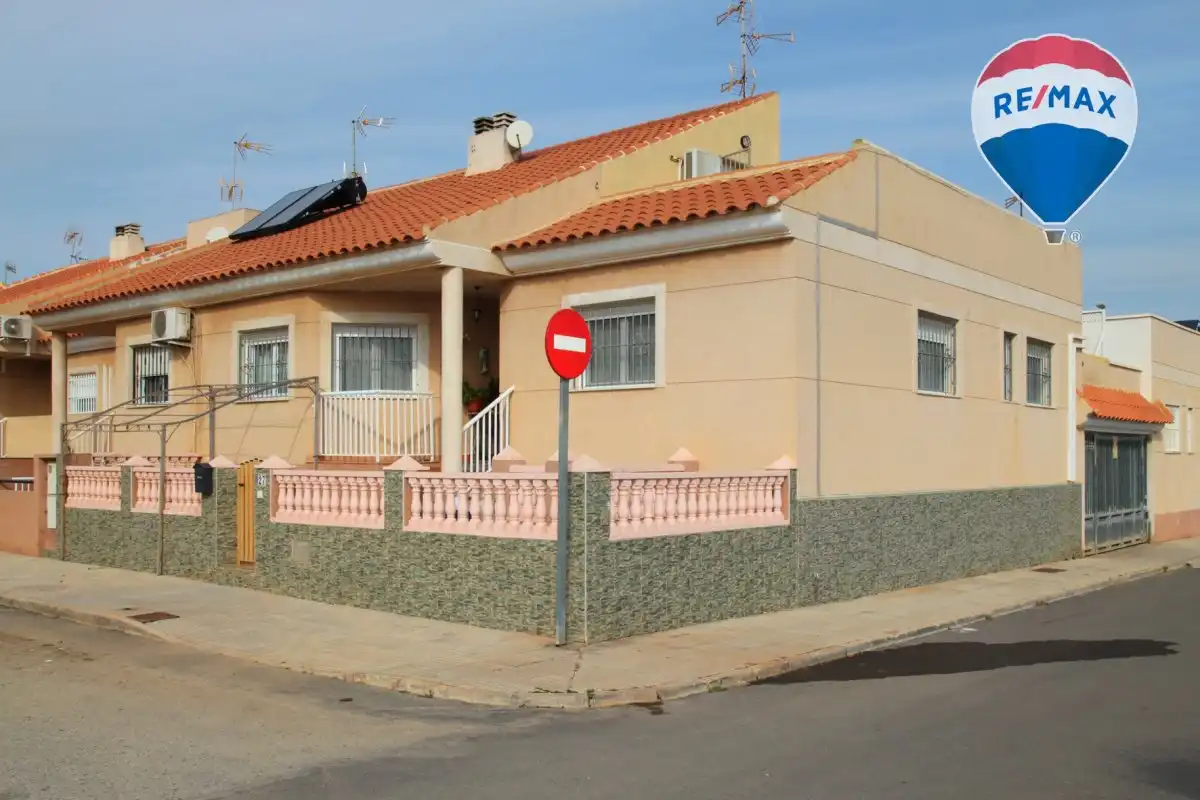 Vista exterior de Casa adosada en venda en Cartagena amb Calefacció, Terrassa i Balcó