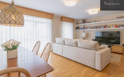 Sala d'estar de Àtic en venda en Oleiros amb Calefacció, Terrassa i Traster