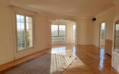 Vista exterior de Àtic en venda en  Madrid Capital amb Calefacció, Parquet i Terrassa