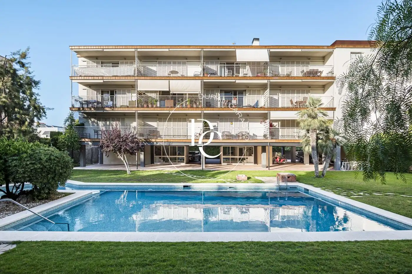 Außenansicht von Wohnung zum Verkauf in Sitges mit Klimaanlage, Heizung und Privatgarten