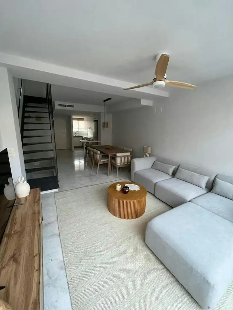 Sala de estar de Piso de alquiler en Jávea / Xàbia con Aire acondicionado, Jardín privado y Amueblado