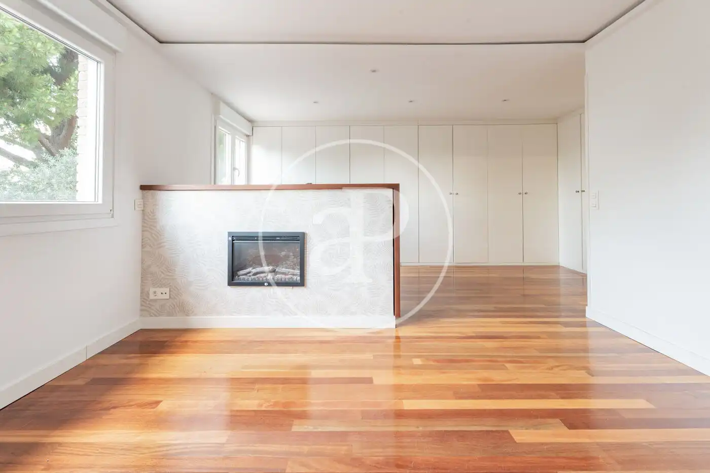 Sala d'estar de Casa adosada en venda en La Moraleja amb Aire condicionat, Calefacció i Jardí privat