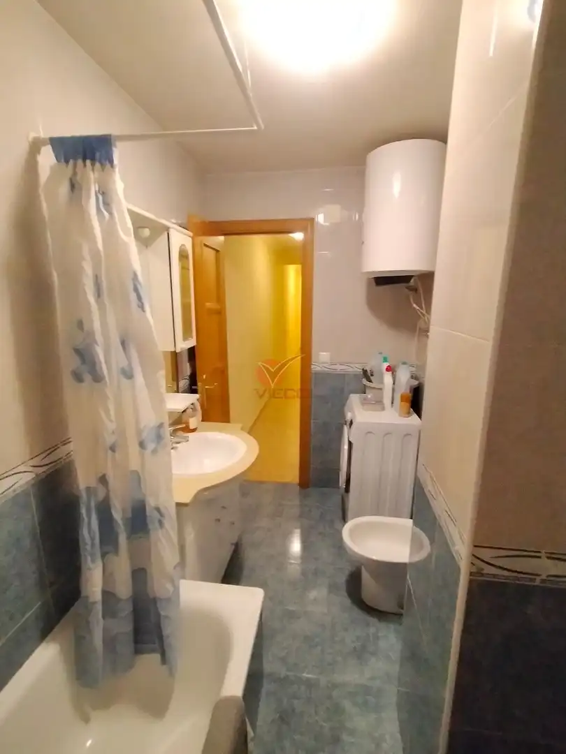 Baño de Piso de alquiler en Cuenca con Calefacción, Terraza y Amueblado