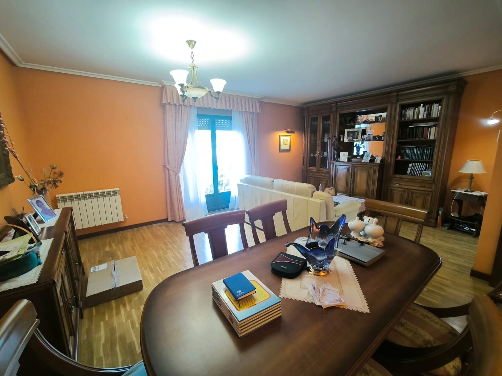 Sala d'estar de Casa adosada en venda en Valverde de la Virgen amb Calefacció, Jardí privat i Parquet