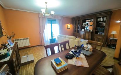 Living room of Single-family semi-detached for sale in Valverde de la Virgen  with Heating, Private garden and Parquet flooring