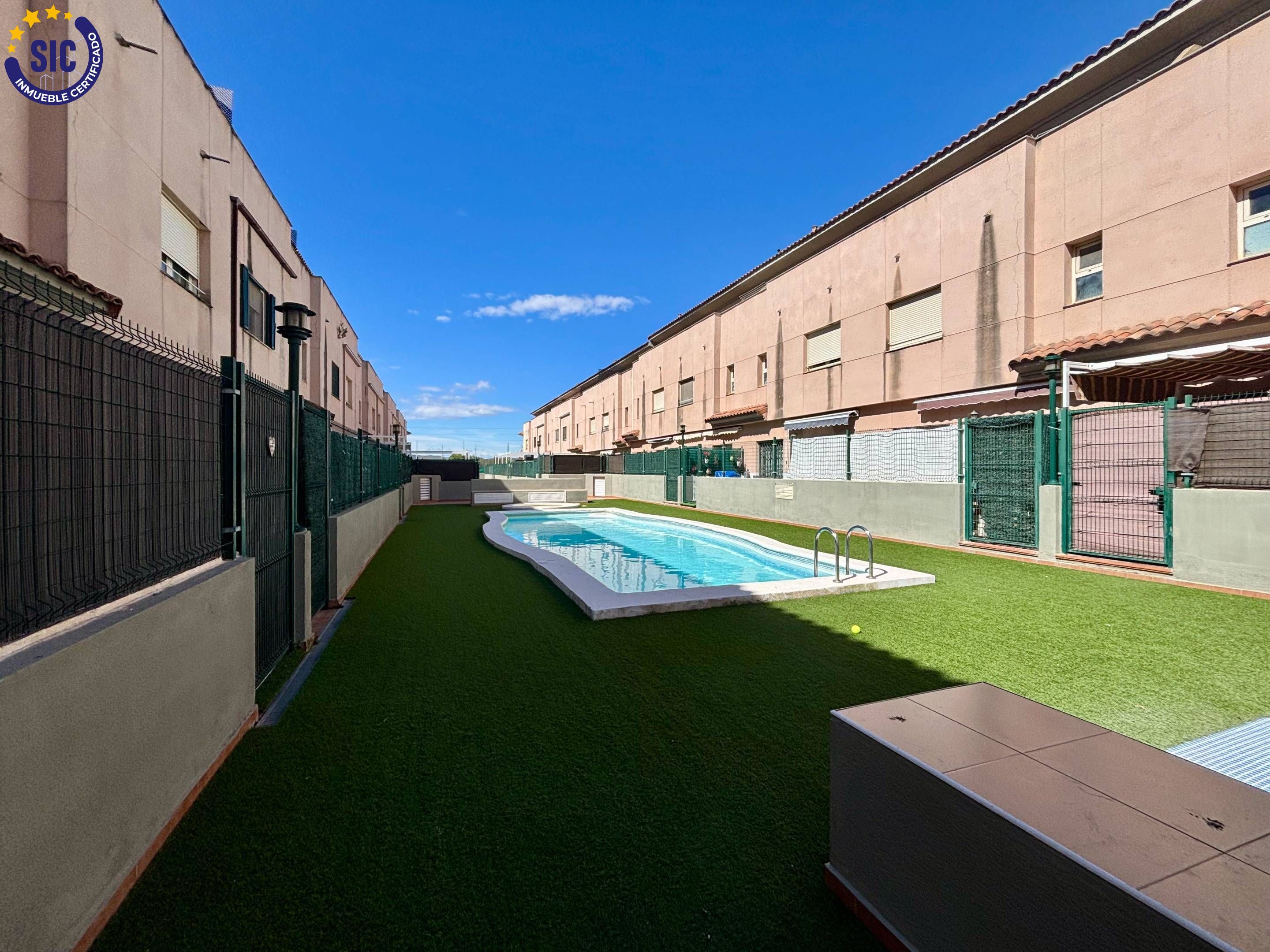 Swimming pool of Single-family semi-detached for sale in La Pobla de Vallbona  with Air Conditioner, Heating and Private garden
