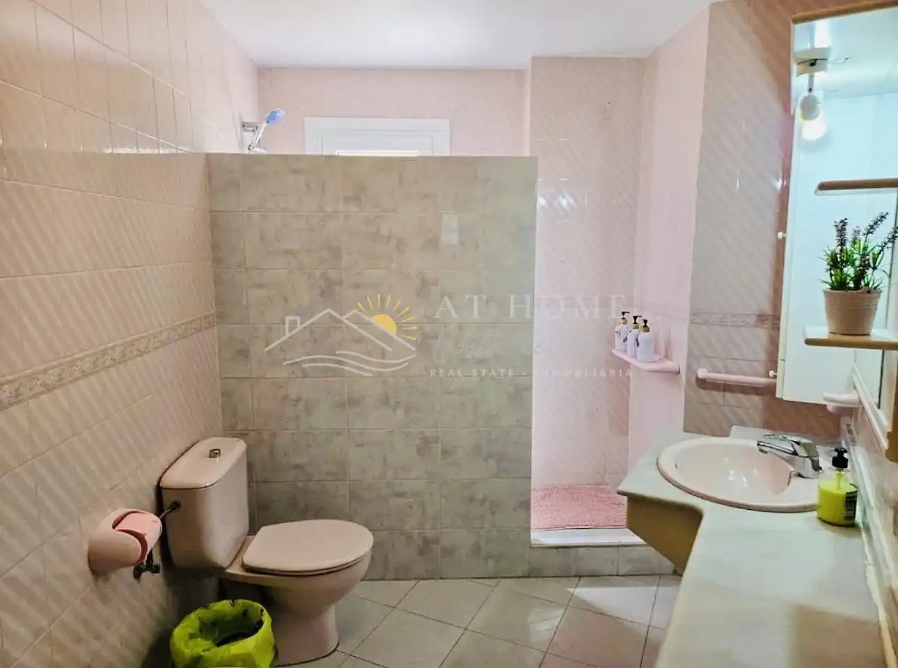 Baño de Apartamento en venta en Nerja con Terraza y Horno