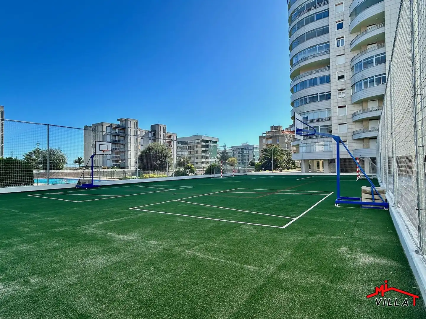 Parking de Piso en venta en Laredo con Calefacción, Terraza y Amueblado