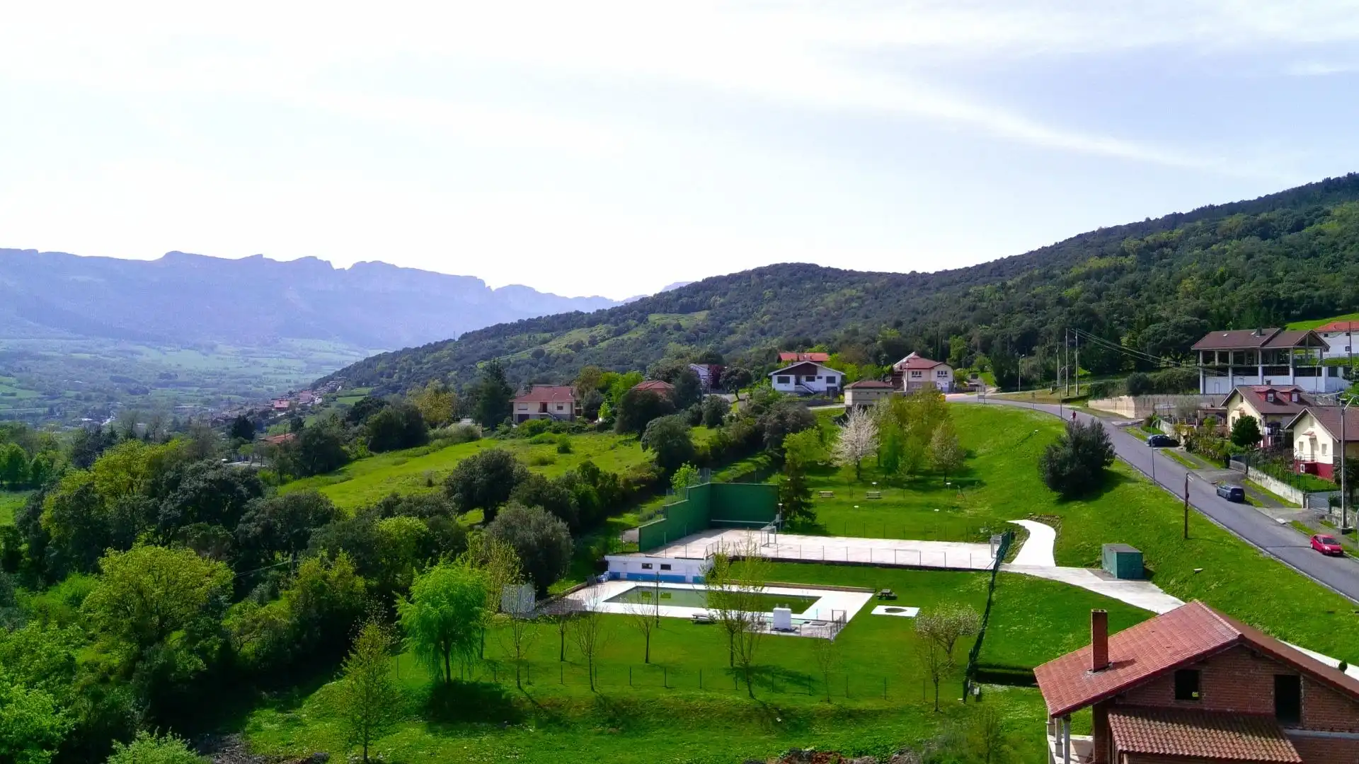 Schwimmbecken von Haus oder Chalet zum Verkauf in Valle de Mena mit Heizung, Privatgarten und Terrasse