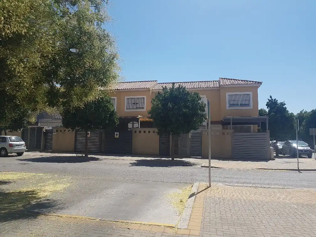 Vista exterior de Casa adosada en venda en Sevilla