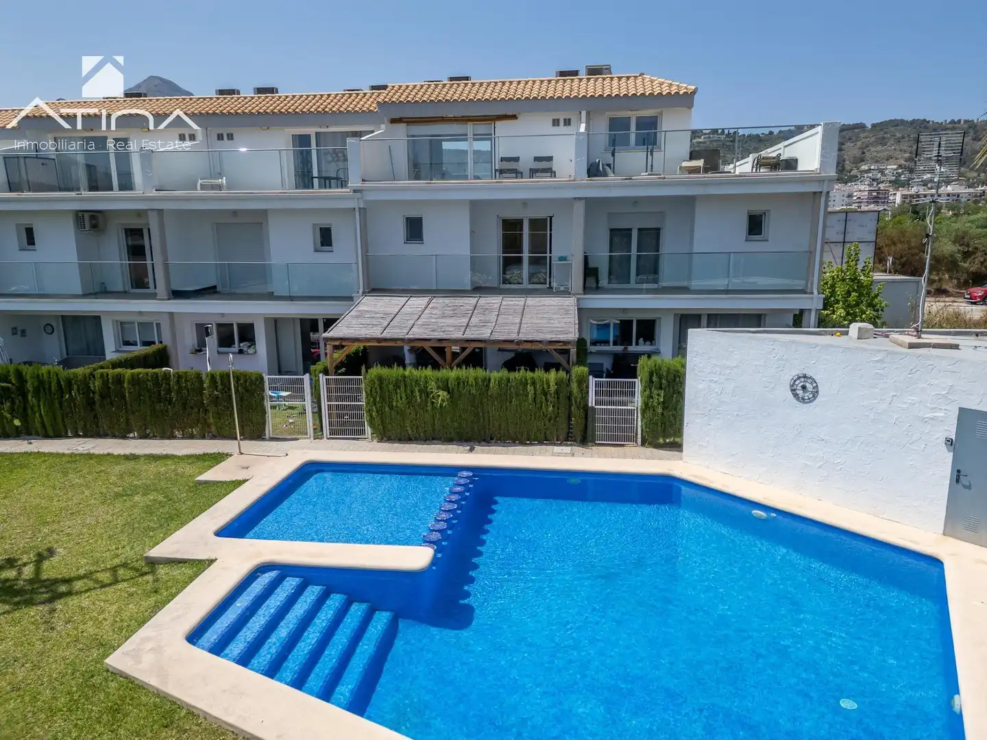 Schwimmbecken von Einfamilien-Reihenhaus zum Verkauf in Jávea / Xàbia mit Klimaanlage, Terrasse und Gemeinschaftspool