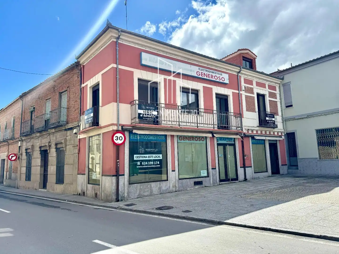 Vista exterior de Local en venda en Peñaranda de Bracamonte amb Terrassa