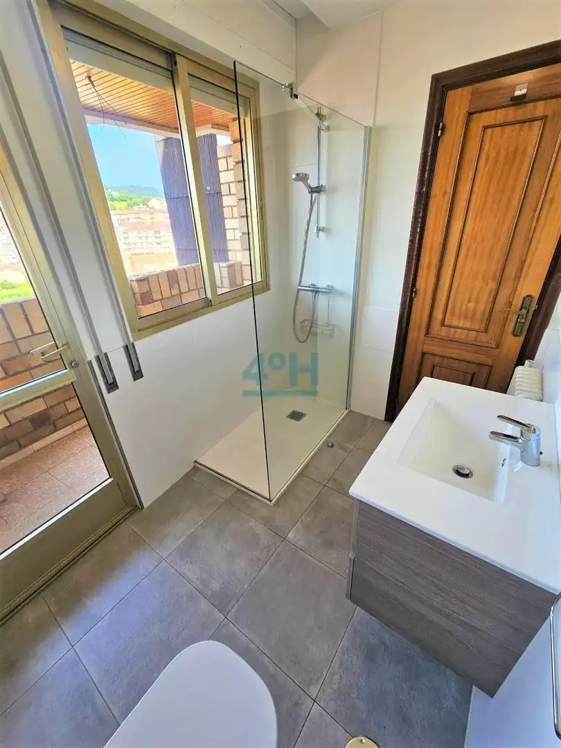 Bathroom of Study for rent in Ourense Capital   with Heating, Storage room and Furnished