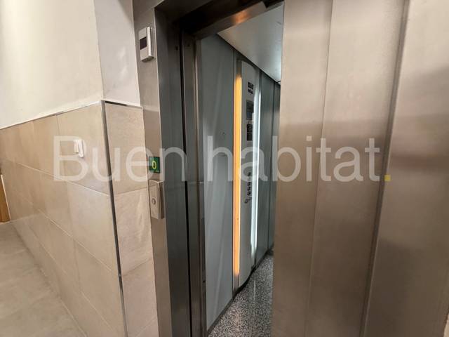 Piso en Venta en Calle Joaquin Navarro en La Creu Coberta