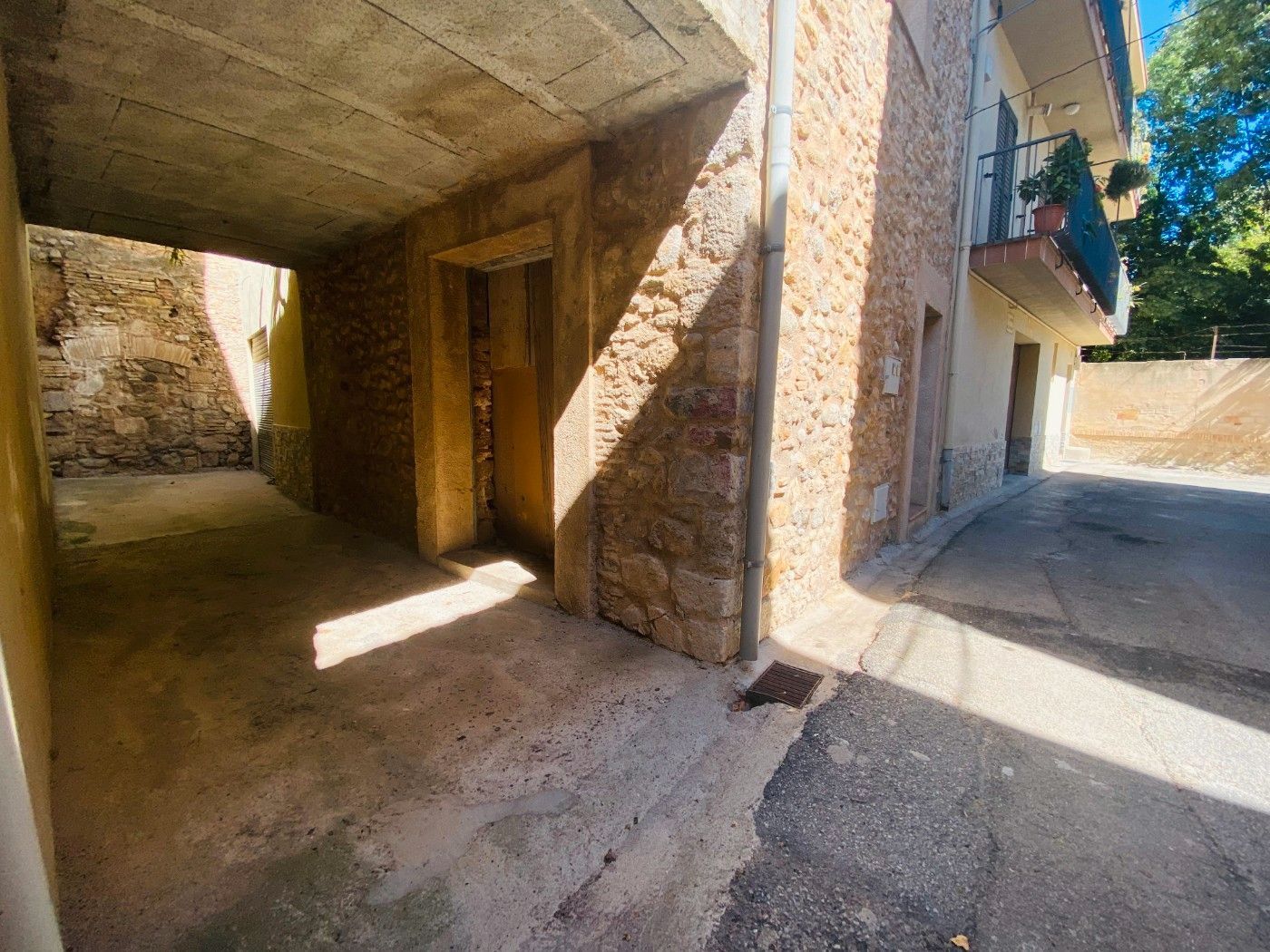 Vista exterior de Finca rústica en venda en Cabanes (Girona) amb Terrassa