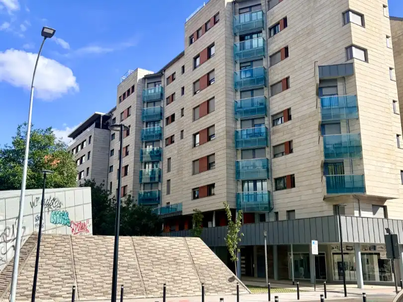 Vista exterior de Piso en venta en León Capital  con Terraza