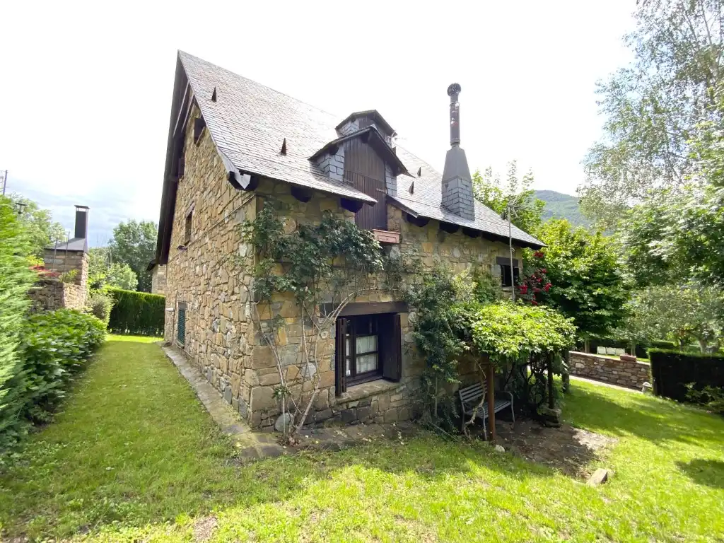 Vista exterior de Casa o xalet en venda en Sahún amb Jardí privat