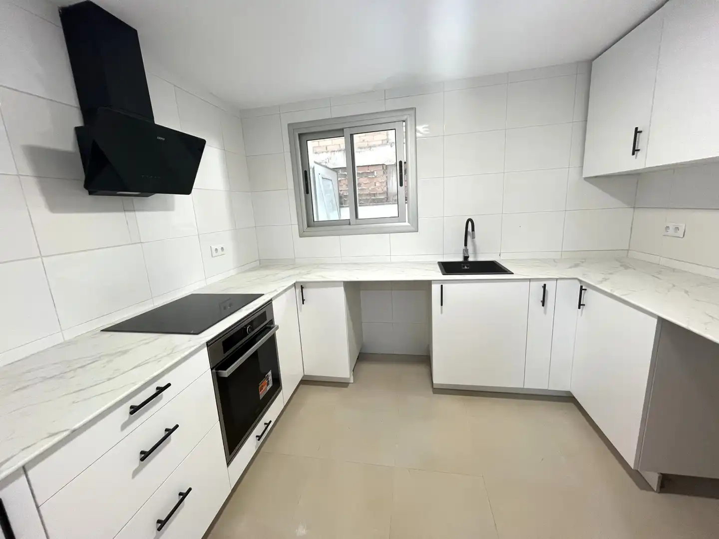 Küche von Wohnung zum Verkauf in Salt mit Klimaanlage, Heizung und Parkett