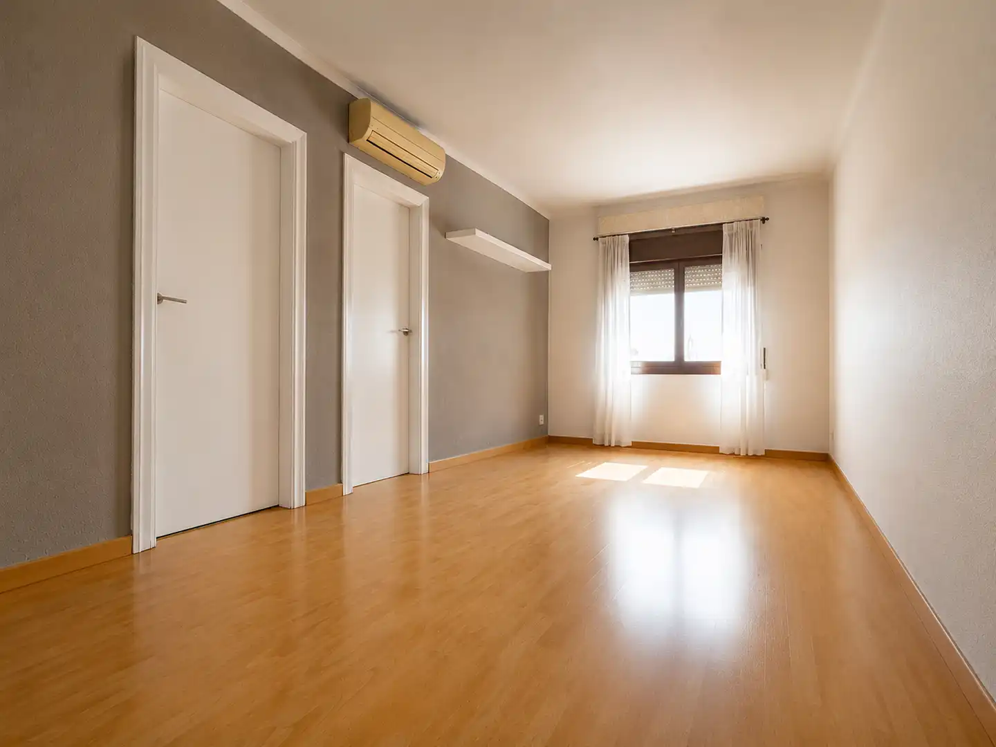 Dormitori de Pis en venda en Santa Coloma de Gramenet amb Aire condicionat, Parquet i Balcó