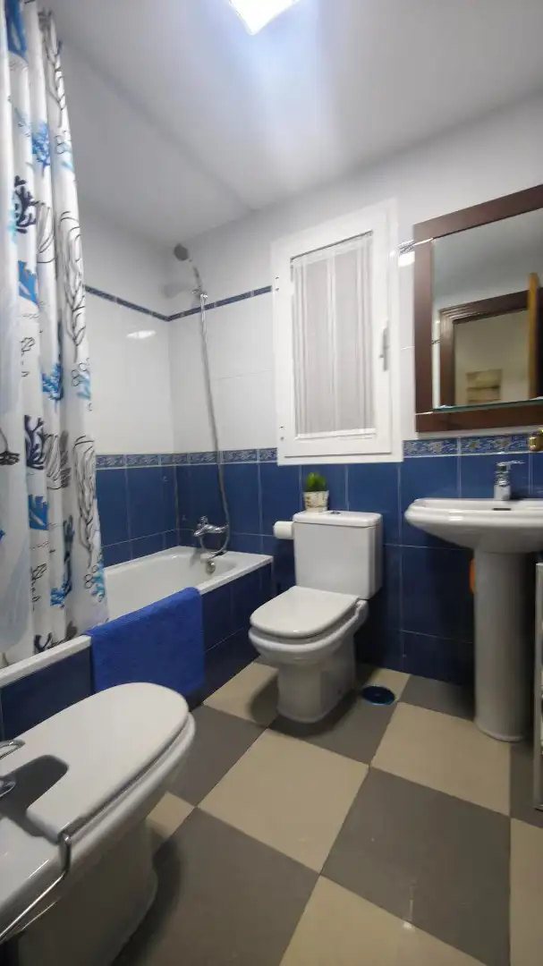 Baño de Piso en venta en Roquetas de Mar con Aire acondicionado, Terraza y Amueblado