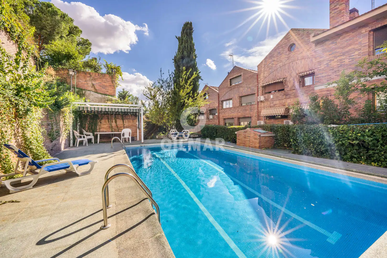 Piscina de Casa adosada en venda en Madrid amb Calefacció, Jardí privat i Piscina