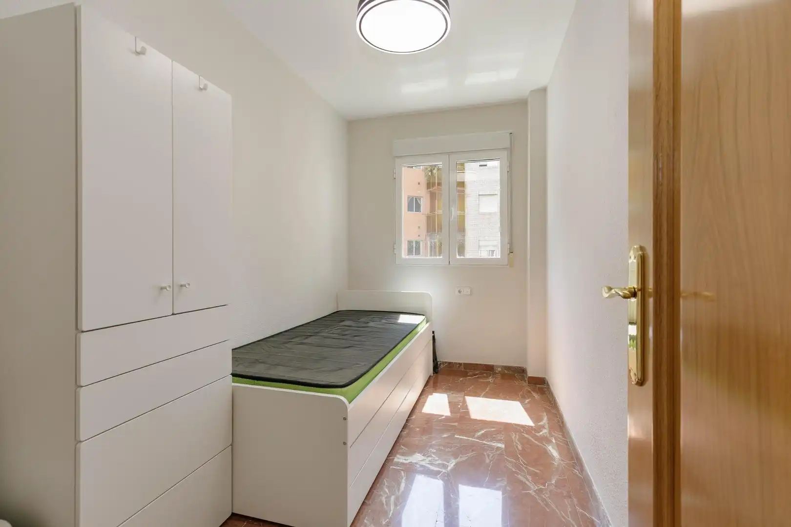 Bedroom of Flat for sale in Granada  with Air Conditioner, Terrace and Balcony