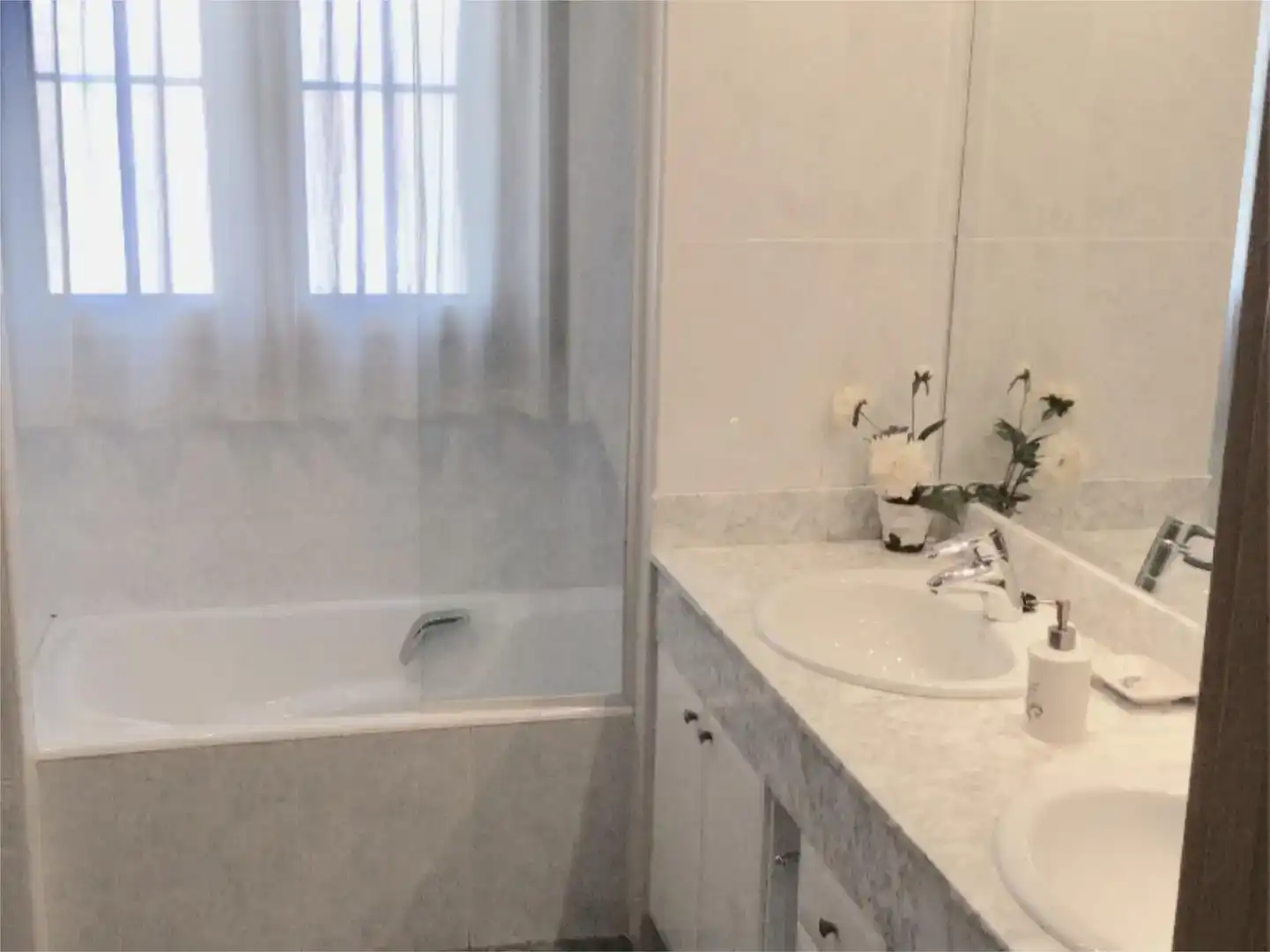 Bany de Casa adosada en venda en Huesca amb Jardí privat, Parquet i Moblat