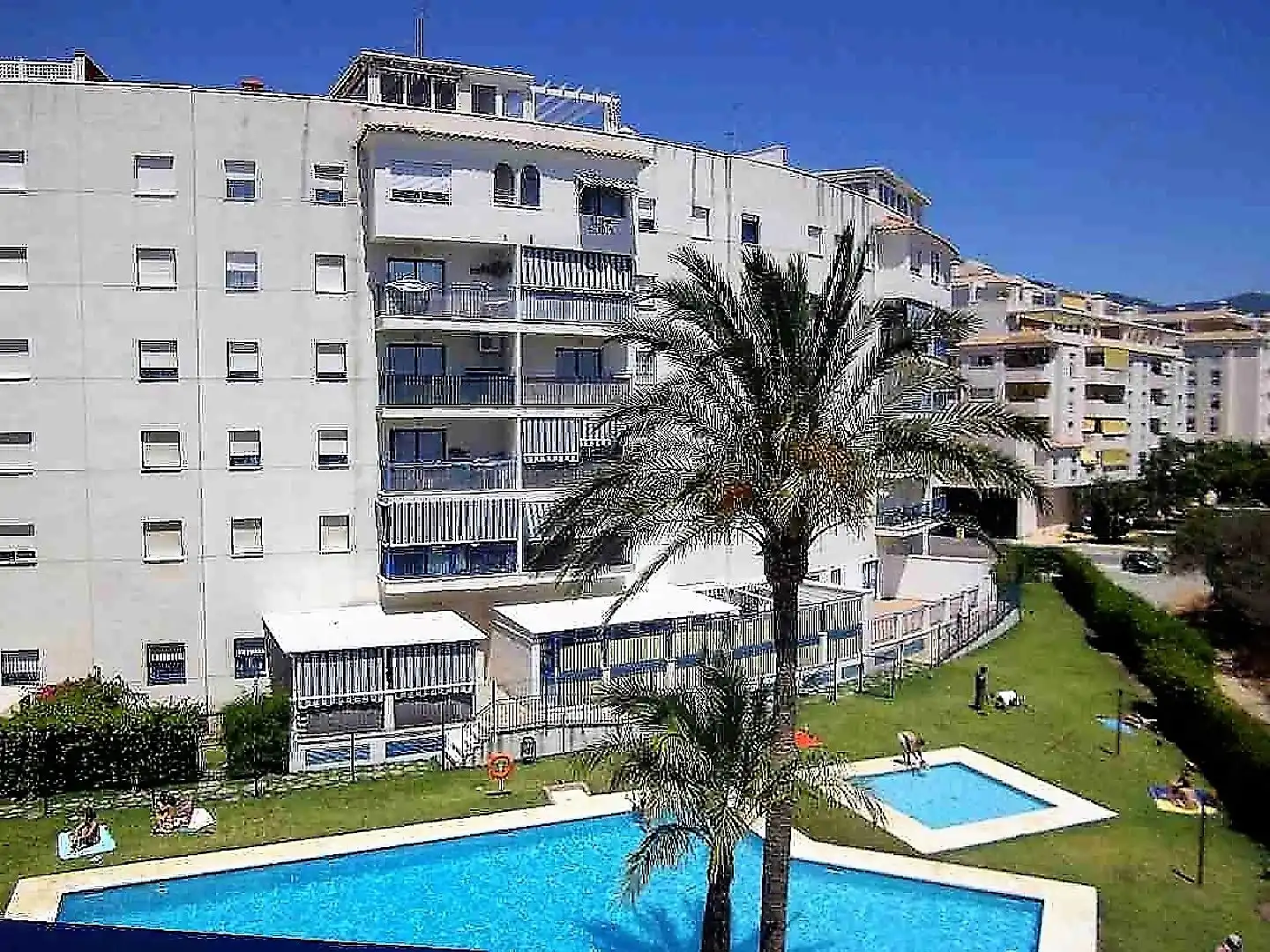 Vista exterior de Apartament en venda en Estepona amb Terrassa, Piscina i Piscina comunitària