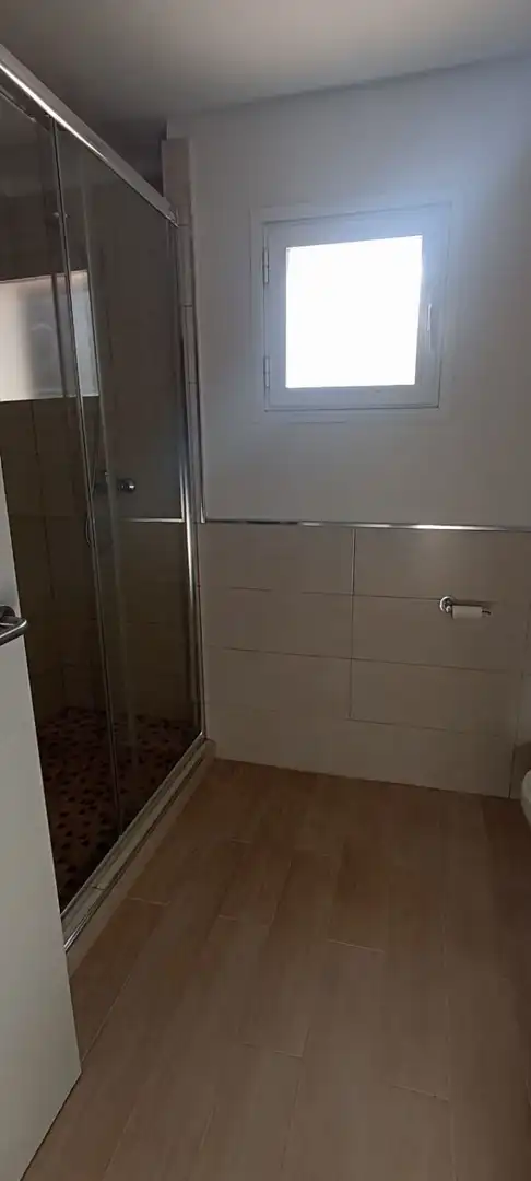 Badezimmer von Wohnungen zum Verkauf in Sitges mit Parkett, Terrasse und Abstellraum