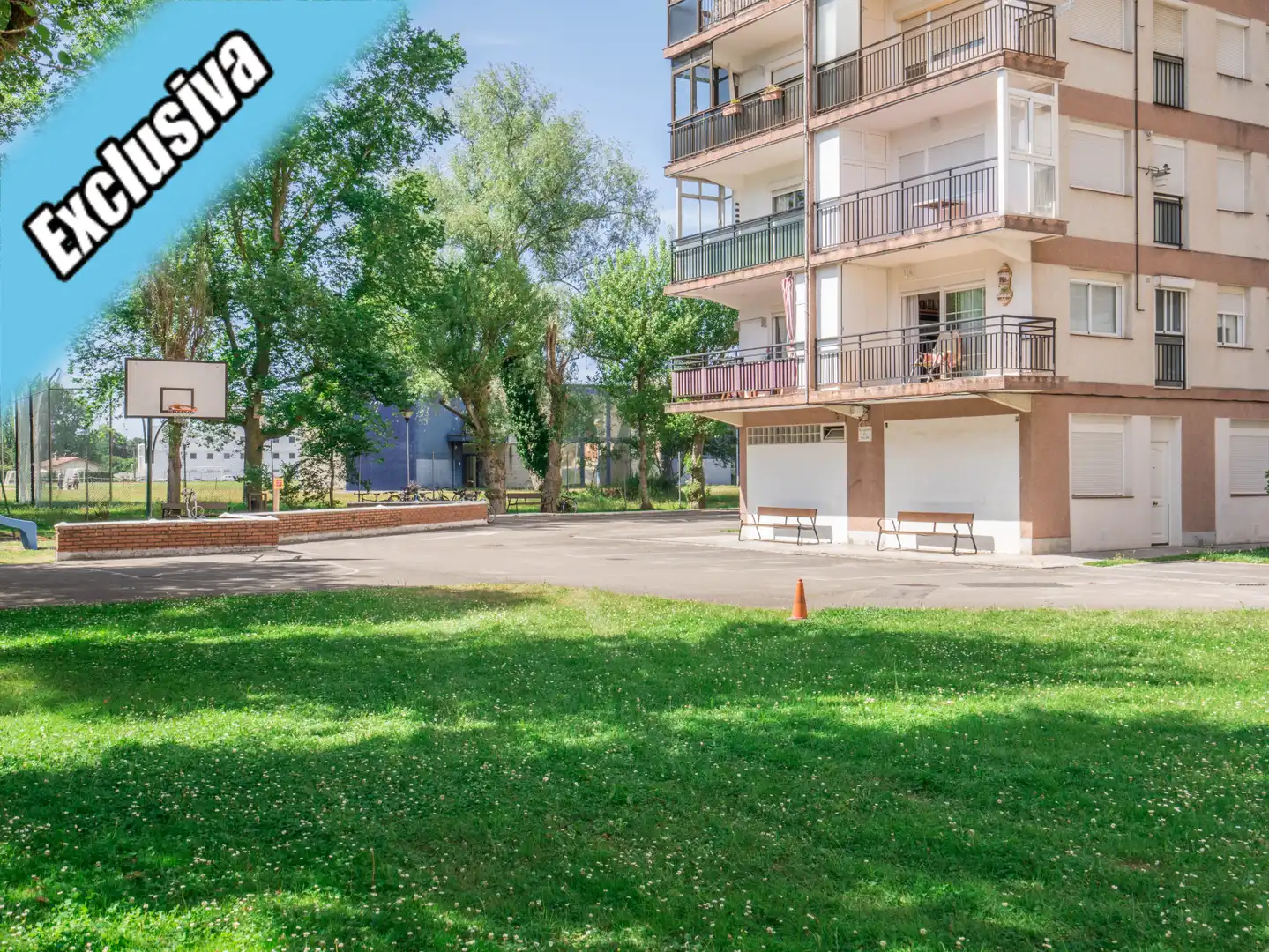 Aparcament de Pis en venda en Laredo amb Calefacció, Parquet i Terrassa