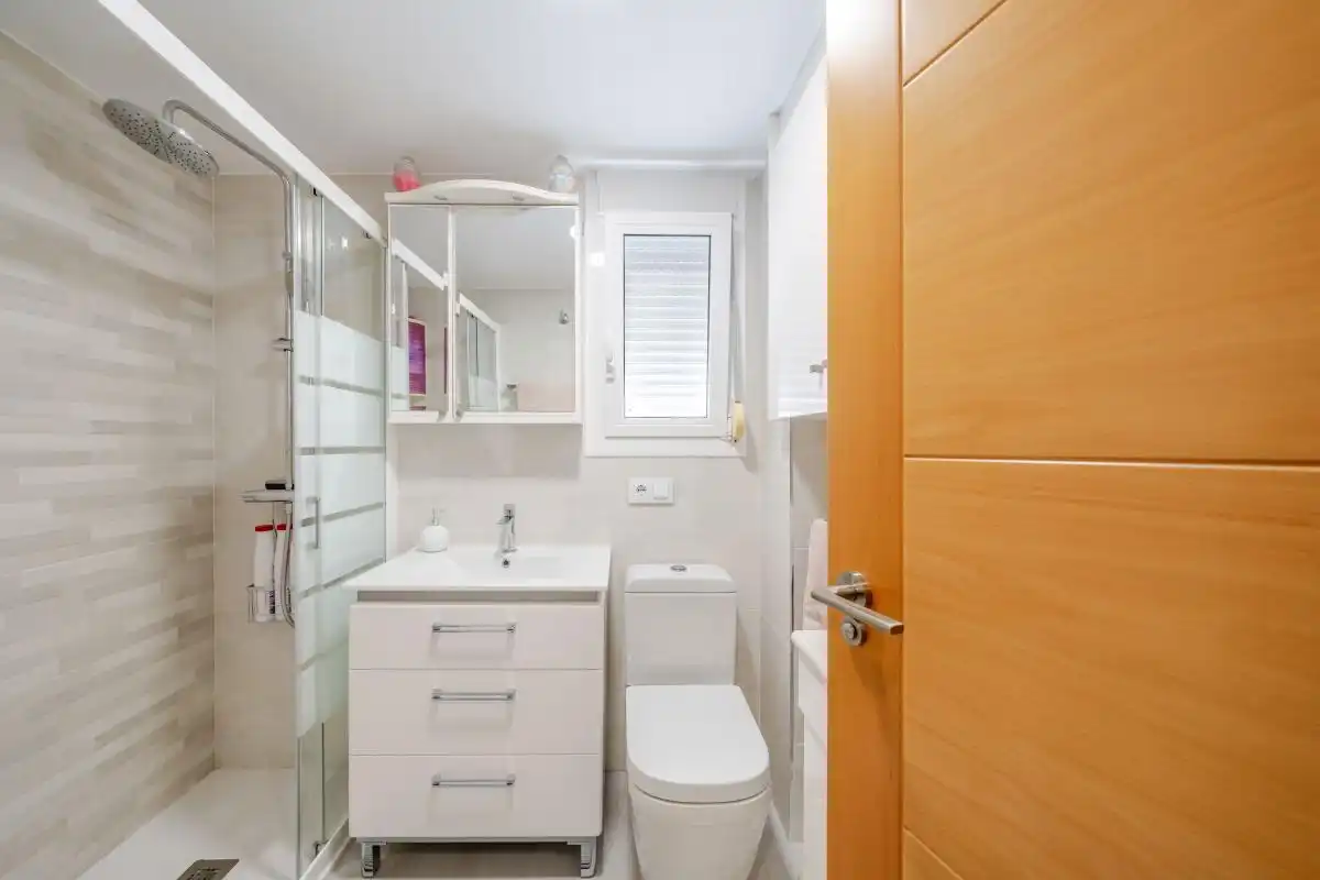 Baño de Piso en venta en Benidorm con Aire acondicionado, Calefacción y Jardín privado