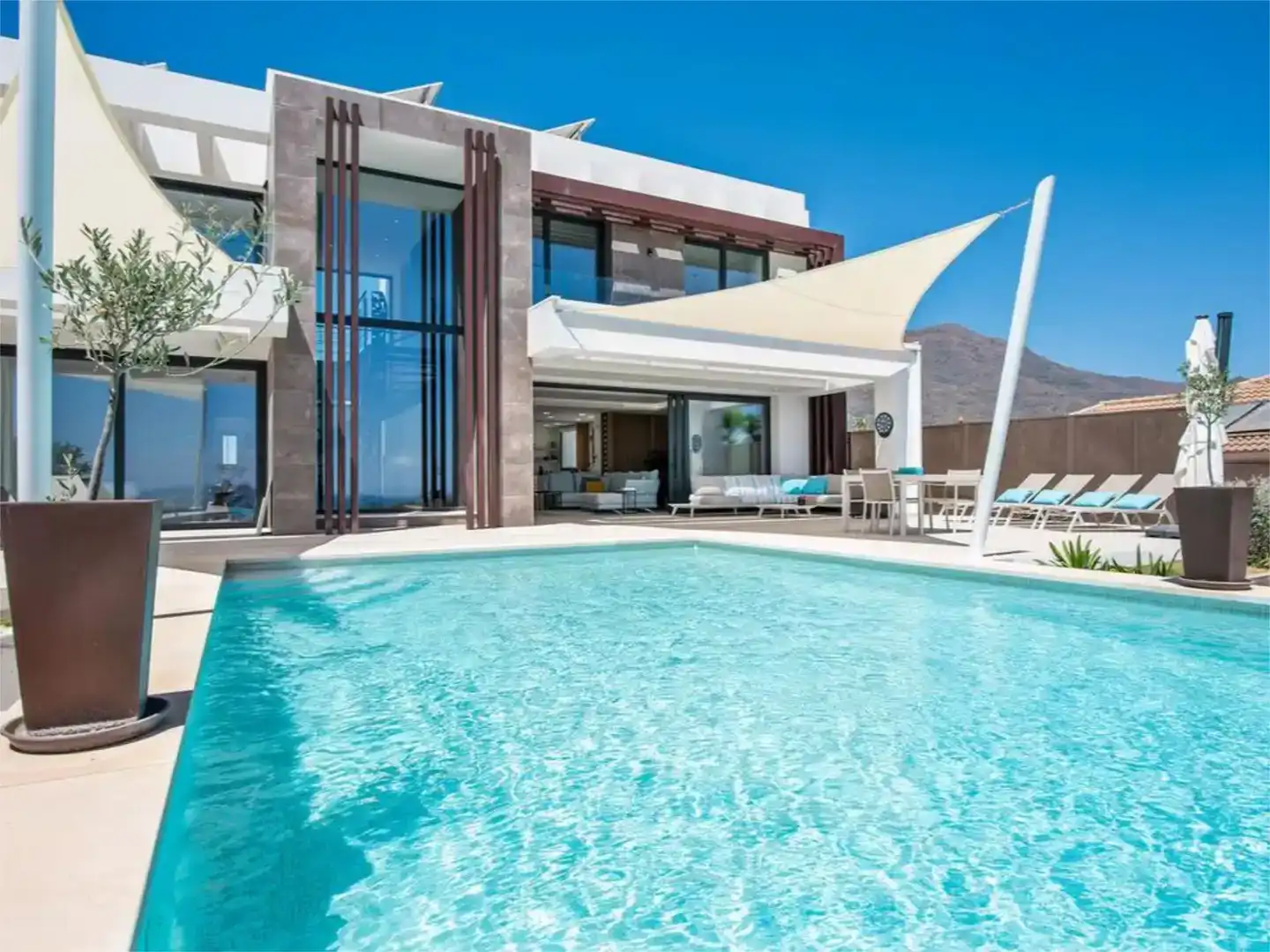 Piscina de Casa adosada de lloguer en Estepona amb Aire condicionat, Jardí privat i Parquet
