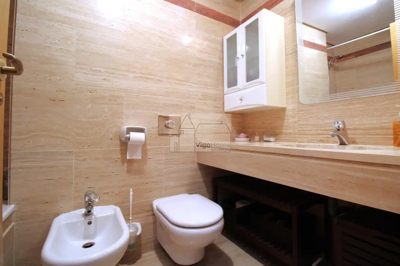 Bathroom of Flat for rent in Vigo   with Heating, Swimming Pool and Furnished