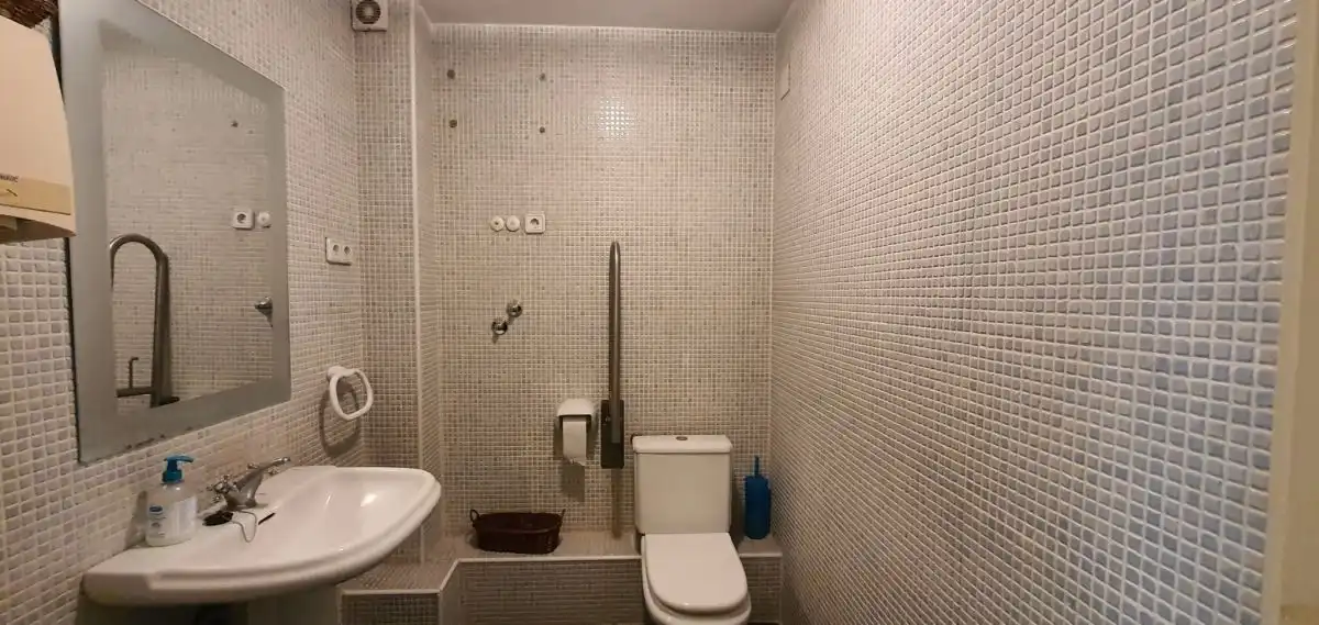 Badezimmer von Büro zum Verkauf in Tarragona mit Klimaanlage, Heizung und Terrasse