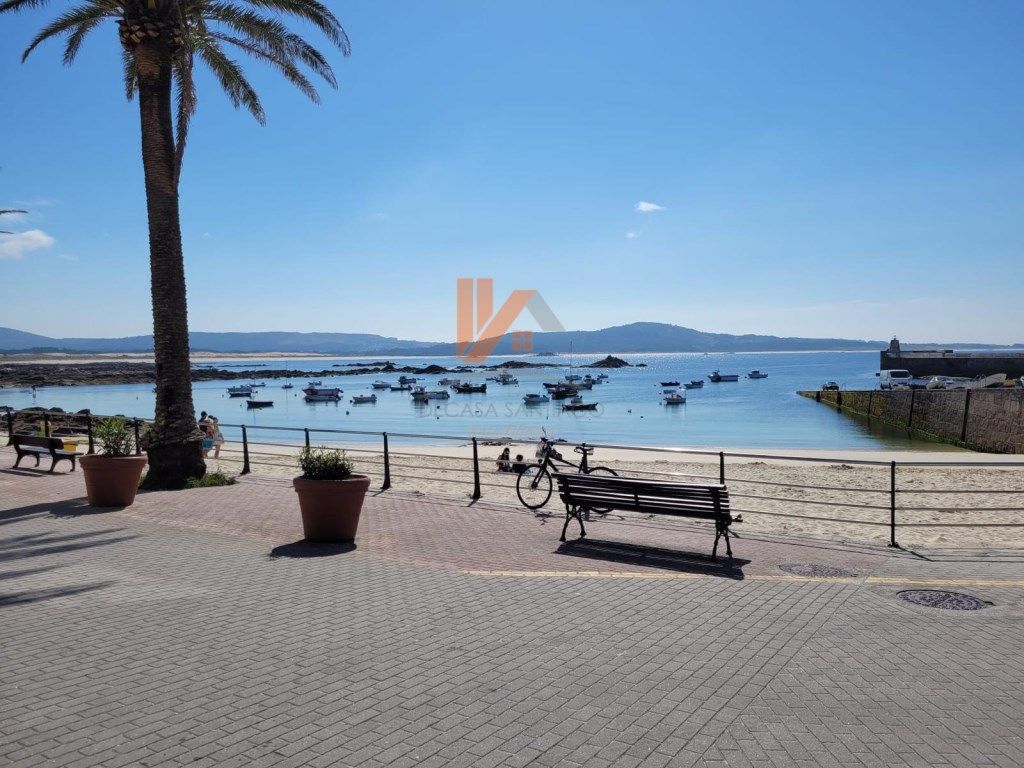 Vista exterior de Casa o xalet en venda en Ribeira amb Jardí privat i Forn