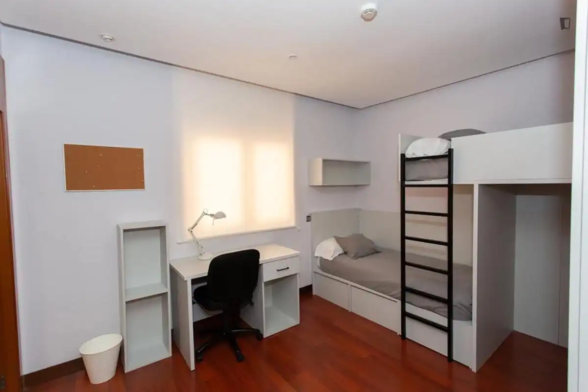 Dormitori de Pis per a compartir en Aranjuez amb Aire condicionat, Calefacció i Moblat